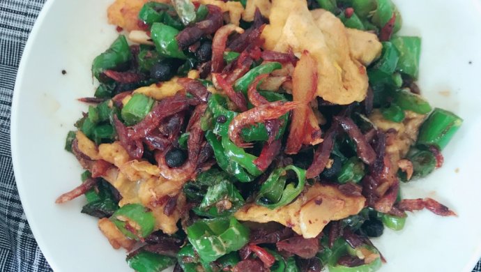 Fried river shrimp with green pepper