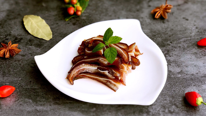 Sauce-flavored braised pig ears