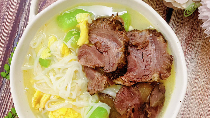 Luffa egg beef noodles