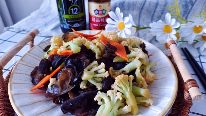 Stir-fried fungus with cauliflower