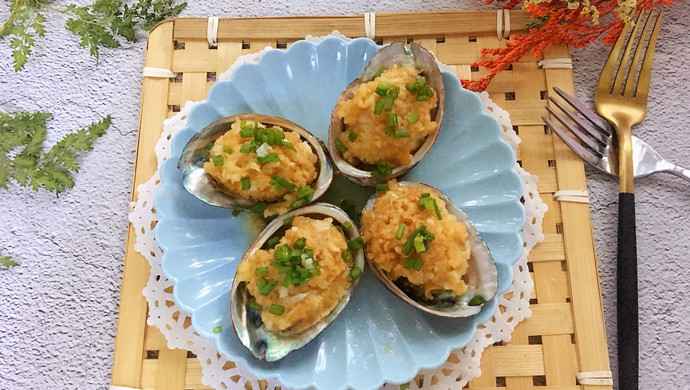 Steamed Abalone with Garlic Sauce