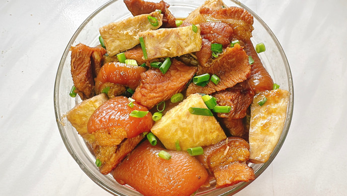 Braised taro with pig's trotters