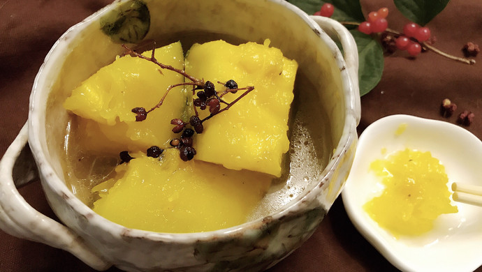 Steamed melon with fresh flower pepper