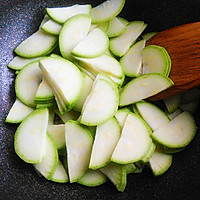 Illustration of how to make fried zucchini with meat 7