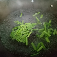 Illustration of how to make celery mixed with peanuts 5