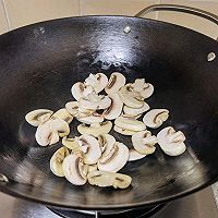 #Mid-Autumn Festival can still be spent like this#Mushroom Golden Soup Fish Fillet Illustration of how to do it 3