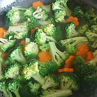 Illustration of how to make stir-fried meat with broccoli 3