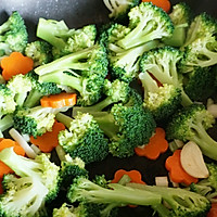 Illustration of how to make stir-fried meat with broccoli 6