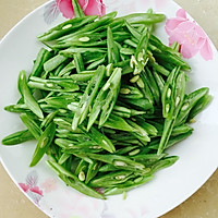 Illustration of how to make fried shredded pork with green beans 3