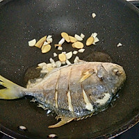 Braised golden pomfret#金龙鱼Grandma Township Small Mustard Seeds Illustration of how to make the most oily hometown dish# 6