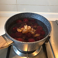 Illustration of how to make appetizing bayberry soup in summer 2