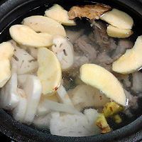 #Mid-Autumn Festival can still be spent like this# Lotus Root Apple Spare Ribs Soup Illustration of how to do it 8