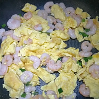 Illustration of how to make scrambled eggs with shrimps 5