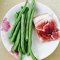 Illustration of how to make fried shredded pork with green beans 1