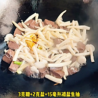 #Mid-Autumn Festival can still be spent like this# Stir-fried duck blood with seafood and mushrooms Illustration of how to do it 4