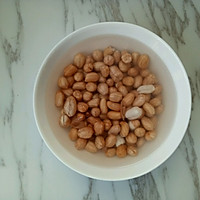 Illustration of how to make celery mixed with peanuts 1