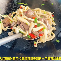 #Mid-Autumn Festival can still be spent like this# Stir-fried duck blood with seafood and mushrooms Illustration of how to do it 5