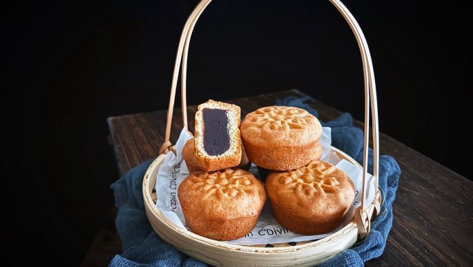 Bean paste egg mooncake