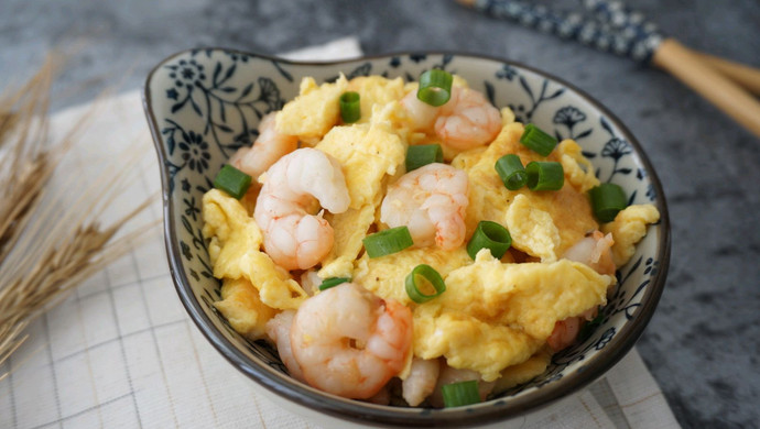 Scrambled eggs with shrimps