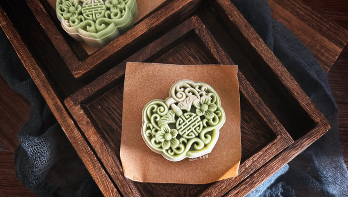 Longjing Tea Jade Ruyi Mooncake