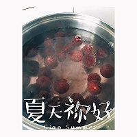 Summer drinks——Illustration of how to make bayberry soup 3