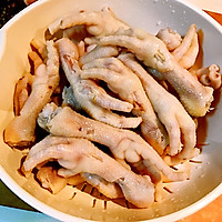 Illustration of how to make casserole chicken feet stew 4