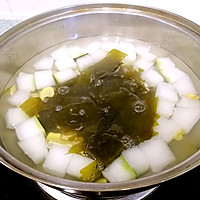 Illustration of how to make scallop, winter melon and kelp soup 8