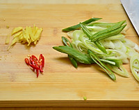 Illustration of how to stir-fry mutton with cumin and green onions 3