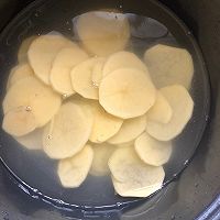 Illustration of how to make cold potato slices 1