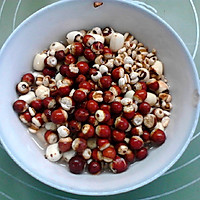 # Mid-Autumn Festival can still be spent like this# Blood-enriching and moisturizing longan and lotus seeds Illustration of how to make gorgon barley soup 3