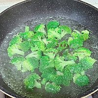 #Quest for Grandma Township Xiangman Mid-Autumn Festival#Broccoli and fried shrimps Illustration of how to do it 3