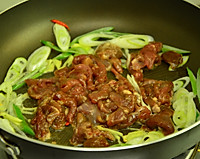 Illustration of how to stir-fry mutton with cumin and green onion 5