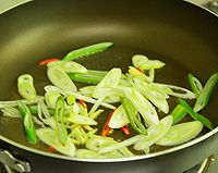 Illustration of how to stir-fry mutton with cumin and green onion 4