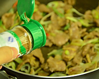 Illustration of how to stir-fry mutton with cumin and green onions 6