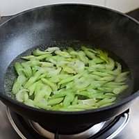 #WhattoeateToday#Illustration of how to make fried shrimps with celery 4