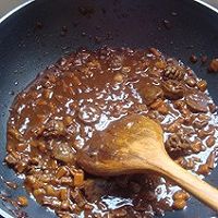 Illustration of how to make beef balls braided cake fried noodles 3