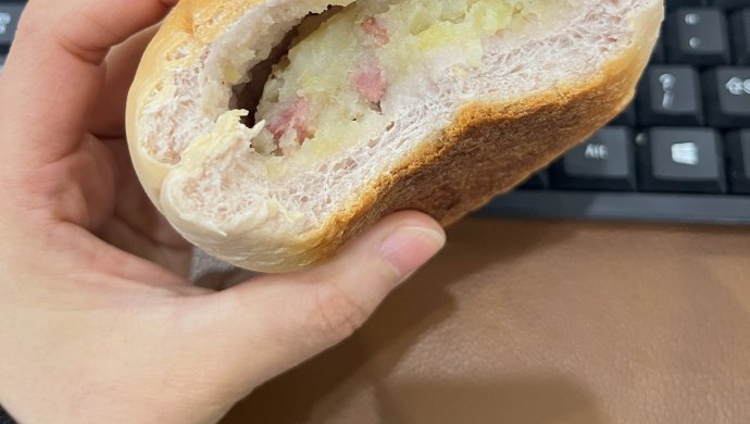 Potato sausage bread and taro bread