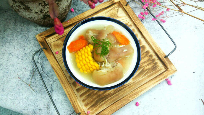 Corn and pig's trotters soup