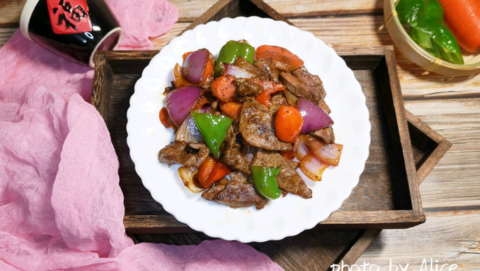 Stir-fried pork liver with onions and green peppers