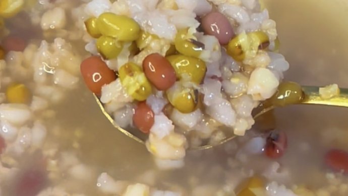 Healthy porridge with abundant grains