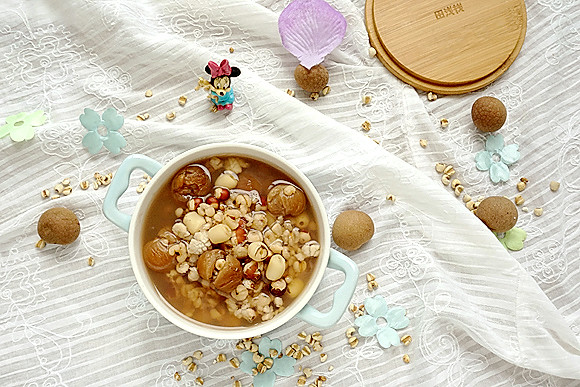 Blood-enriching and moisturizing longan, lotus seed, glutinous rice and barley soup