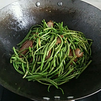 Stir-fried bacon with mud and mugwort# shengnianjinshi·reminiscing the taste of the new year #’s practice illustration 9