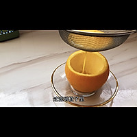 My throat is dry and uncomfortable in winter. Illustration of how to eat an orange steamed egg 4