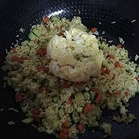 Illustration of how to make curry egg fried rice 8