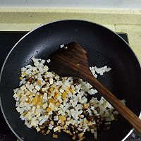 Illustration of how to make three fresh tofu skins 7