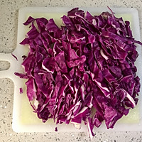 Illustration of how to make purple cabbage soup 1