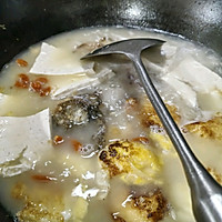 One fish, two meals 1//Illustration of how to make loofah, tofu and crucian carp soup 5