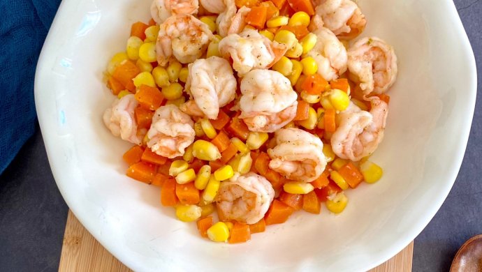 Stir-fried shrimps with carrots and corn