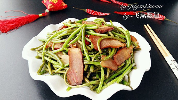 Stir-fried bacon with mud and mugwort