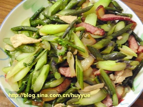 Stir-fried bacon with red cabbage and moss